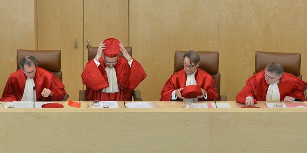 Vier Männer in roten Richterroben Vier Männer in roten Richterroben