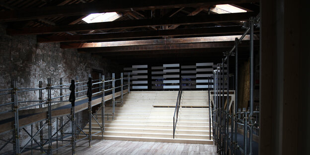 Eine beleuchtete Treppe im Dunkeln Eine beleuchtete Treppe im Dunkeln