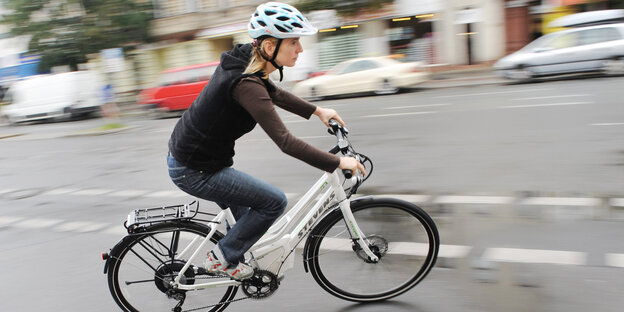 Eine Frau auf einem Fahrrad Eine Frau auf einem Fahrrad