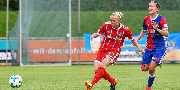 Mandy Islacker vom FC Bayern vor Lucia Ondrusova vom FC Basel