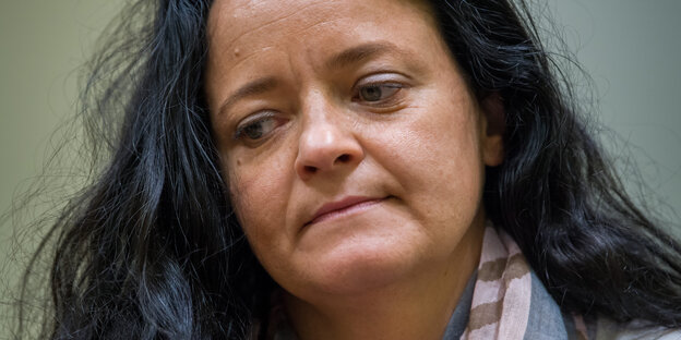Das Gesicht einer Frau, sieh schau schräg nach unten Das Gesicht einer Frau, sieh schau schräg nach unten