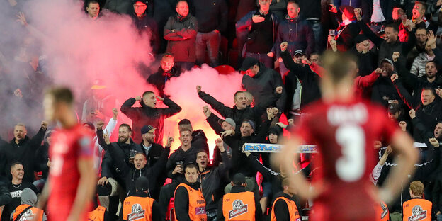 Fußballfans zünden Pyrotechnik Fußballfans zünden Pyrotechnik