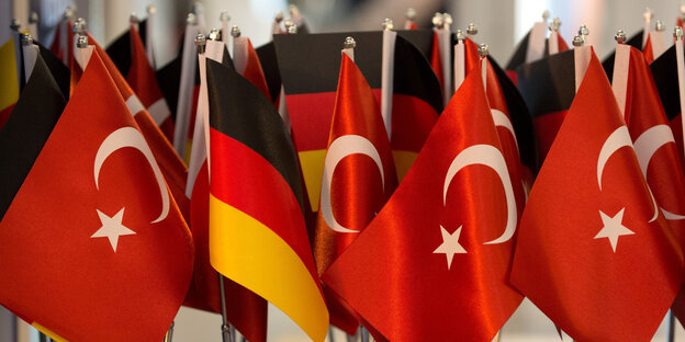 Deutsche und türkische Flaggen stehen auf einem Messestand. Deutsche und türkische Flaggen stehen auf einem Messestand.