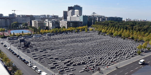 Blick von oben auf das Stelenfeld Mahnmal für die ermordeten Juden Europas Blick von oben auf das Stelenfeld Mahnmal für die ermordeten Juden Europas
