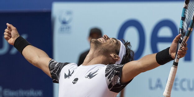 Ein Tennisspieler in Siegerpose Ein Tennisspieler in Siegerpose