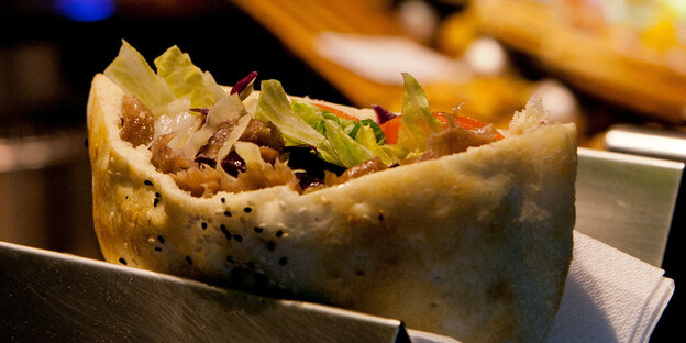 Ein Döner steckt in einer Metallvorrichtung Ein Döner steckt in einer Metallvorrichtung