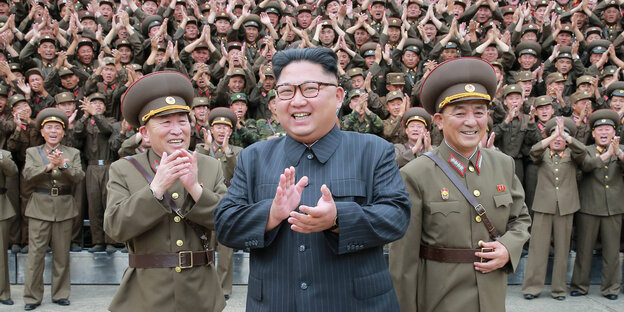Kim Jong Un inmitten seiner Soldaten Kim Jong Un inmitten seiner Soldaten
