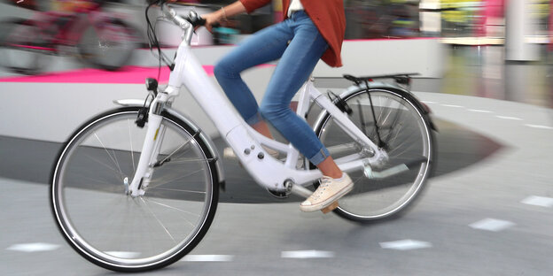 Ein weißes elektrisches Fahrrad Ein weißes elektrisches Fahrrad