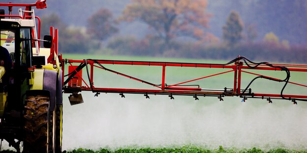 Traktor sprüht Pestizide Traktor sprüht Pestizide