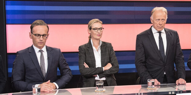 Alice Weidel steht mit verschränkten Armen zwischen Heiko Maas und Jürgen Trittin Alice Weidel steht mit verschränkten Armen zwischen Heiko Maas und Jürgen Trittin