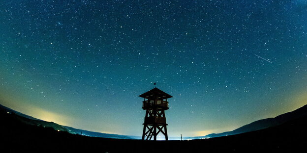 Der Schattenriss eines Wachturms in einer sternenklaren Nacht Der Schattenriss eines Wachturms in einer sternenklaren Nacht
