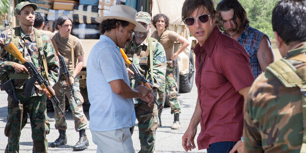 Tom Cruise zwischen uniformierten und bewaffneten Gestalten Tom Cruise zwischen uniformierten und bewaffneten Gestalten