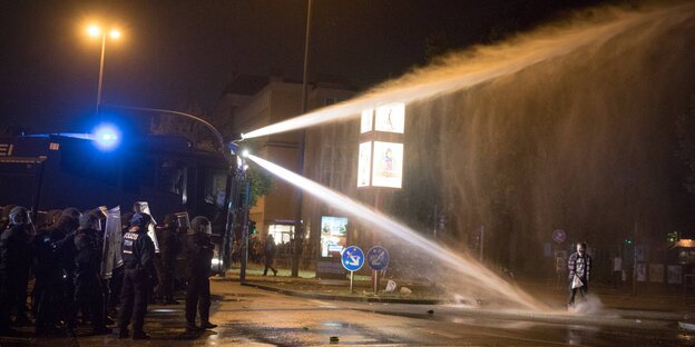 Polizei samt Wasserwerfer im Einsatz Polizei samt Wasserwerfer im Einsatz