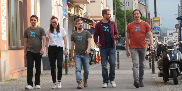 Vier MitarbeiterInnen von openPetition laufen nebeneinander auf der Straße Vier MitarbeiterInnen von openPetition laufen nebeneinander auf der Straße