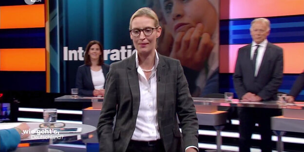 Eine Frau in einem Fernsehstudio