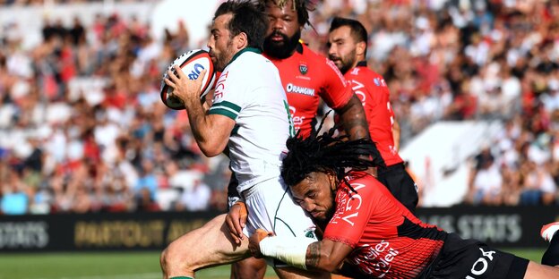 Männer während eines Rugby-Spiels Männer während eines Rugby-Spiels
