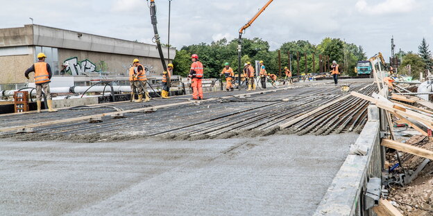 Bauarbeiter auf der Baustelle der Rheintalbahn Bauarbeiter auf der Baustelle der Rheintalbahn
