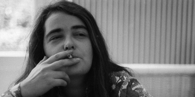 Kate Millett zieht an einer Zigarette und guckt ins Leere Kate Millett zieht an einer Zigarette und guckt ins Leere