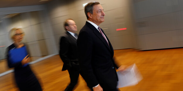 Draghi verlässt die Pressekonferenz zur letzten EZB-Ratssizung Draghi verlässt die Pressekonferenz zur letzten EZB-Ratssizung