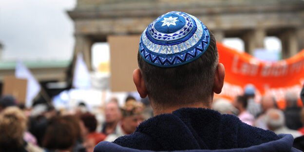 Ein Mann mit Kippa steht vor dem Brandenburger Tor Ein Mann mit Kippa steht vor dem Brandenburger Tor