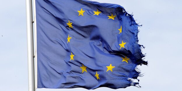 eine abgerissene Europa-Flagge weht im Wind eine abgerissene Europa-Flagge weht im Wind