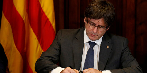 Carles Puigdemont unterschreibt das Gesetz für ein neues Unabhängigkeitsreferendum Carles Puigdemont unterschreibt das Gesetz für ein neues Unabhängigkeitsreferendum