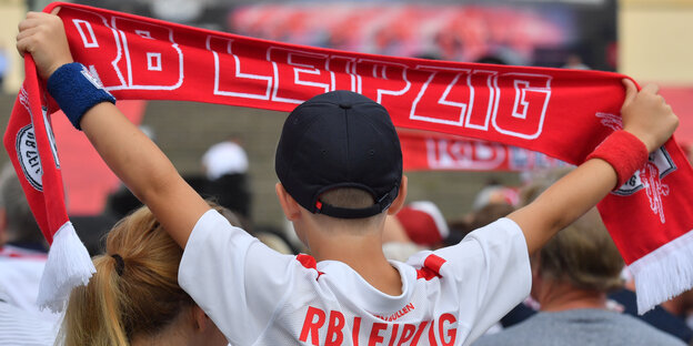 Ein junger RB-Fan von hinten fotografiert