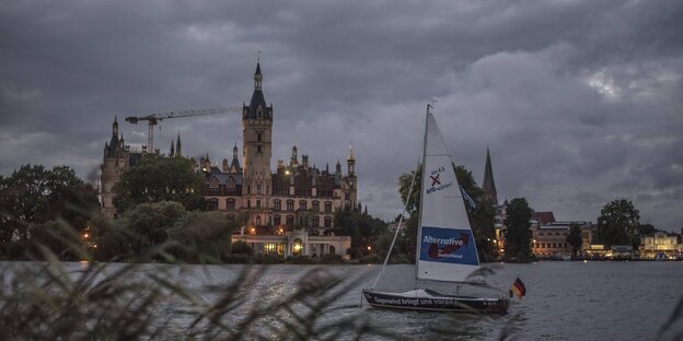 Ein kleines Segelboot der AfD schwankt vor Rostock auf stürmischer See