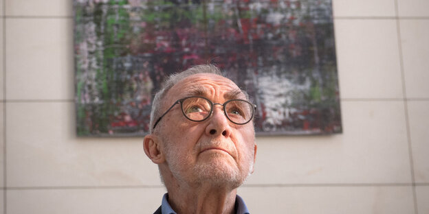 Gerhard Richter blickt, vor einem seiner Bilder aus derm "Birkenau"-Zyklus stehend, demütig nach oben