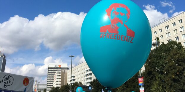 Deniz Yücel auf einem Luftballon Deniz Yücel auf einem Luftballon