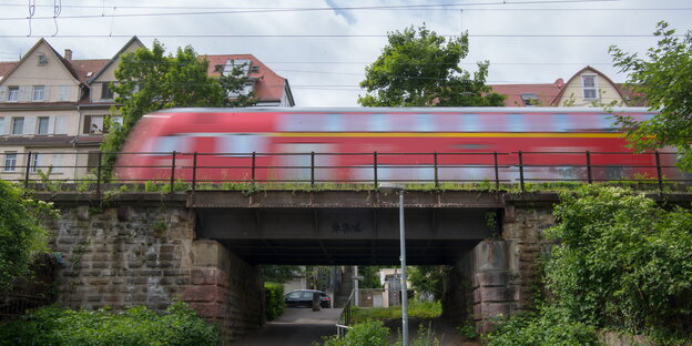 Eine Regionalbahn fährt in Stuttgart über eine Eisenbahnbrücke Eine Regionalbahn fährt in Stuttgart über eine Eisenbahnbrücke