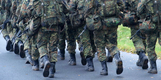 Bundeswehrsoldaten von hinten im Laufschritt Bundeswehrsoldaten von hinten im Laufschritt