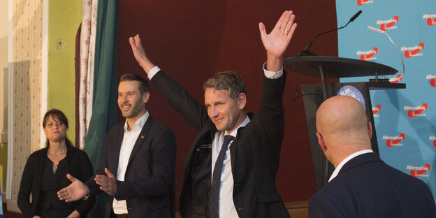 Björn Höcke hat beide Arme ausgebreitet Björn Höcke hat beide Arme ausgebreitet