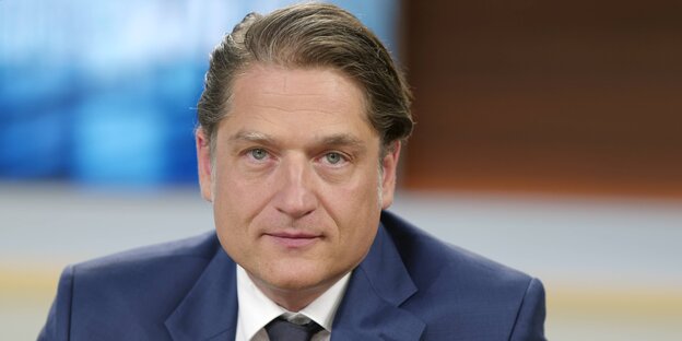 Ein Mann im Anzug guckt ernst Ein Mann im Anzug guckt ernst