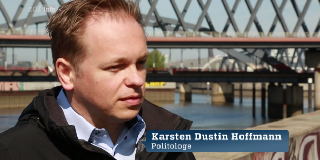 Ein Mann mit Bauchbinde auf der Politologe steht Ein Mann mit Bauchbinde auf der Politologe steht