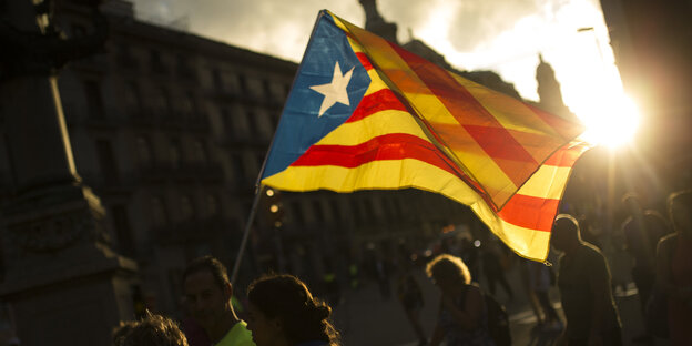 eine katalanische Unabhängigkeitsflagge in der Abendsonne eine katalanische Unabhängigkeitsflagge in der Abendsonne