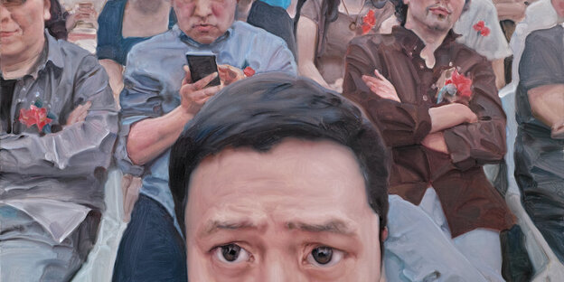Ein gemaltes Bild, das mehrere Leute mit Handy zeigt, im Vordergrund ein Gesicht, dessen untere Hälfte abgeschnitten ist Ein gemaltes Bild, das mehrere Leute mit Handy zeigt, im Vordergrund ein Gesicht, dessen untere Hälfte abgeschnitten ist
