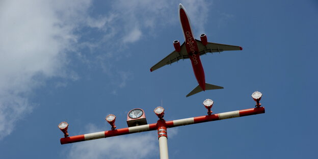 Ein Flugzeug überfliegt einen Signalmasten Ein Flugzeug überfliegt einen Signalmasten