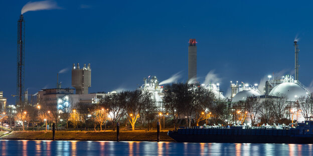Ein Fabrikgelände am Rhein in der Nacht Ein Fabrikgelände am Rhein in der Nacht