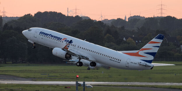 Ein Flugzeug startet Ein Flugzeug startet