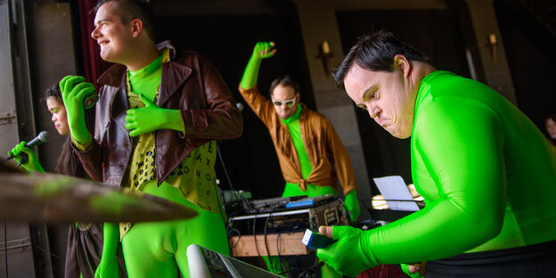 Band auf einer Bühne Band auf einer Bühne