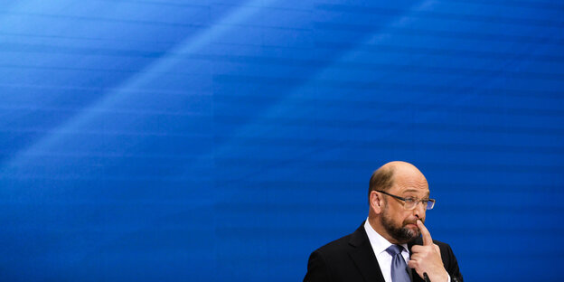 Martin Schulz vor blauem Hintergrund Martin Schulz vor blauem Hintergrund