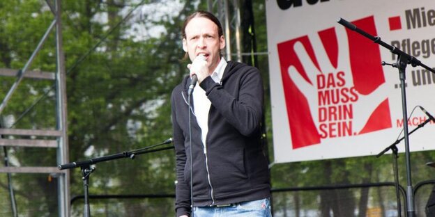 Pascal Meiser spricht auf einer Kundgebung Pascal Meiser spricht auf einer Kundgebung