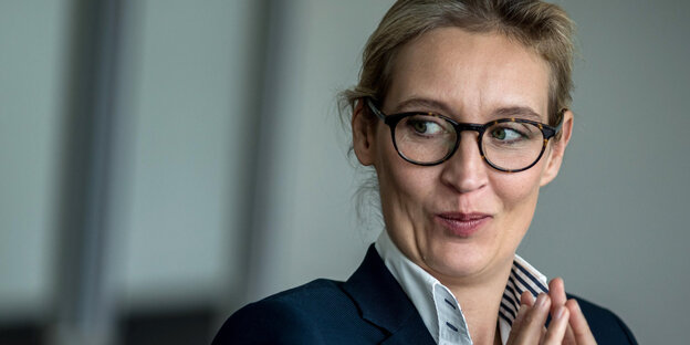 Alice Weidel faltet die Hände zusammen Alice Weidel faltet die Hände zusammen