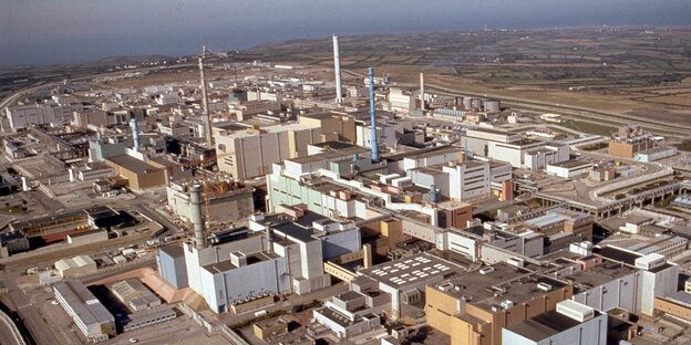 Luftaufnahme der Wiederaufbereitungsanlage La Hague in der Normandie Luftaufnahme der Wiederaufbereitungsanlage La Hague in der Normandie
