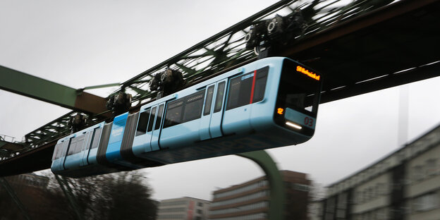 Schwebebahn in Nahaufnahme Schwebebahn in Nahaufnahme