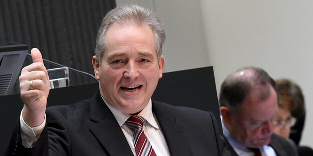Mann im Anzug hebt den Daumen und lächelt Mann im Anzug hebt den Daumen und lächelt