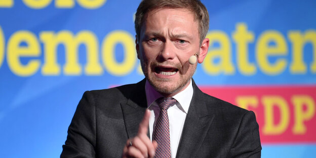 Christian Lindner vor einem FDP-Wahlplakat Christian Lindner vor einem FDP-Wahlplakat