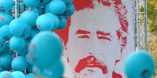 Ein Plakat zeigt Deniz Yücel, davor sind Luftballons Ein Plakat zeigt Deniz Yücel, davor sind Luftballons