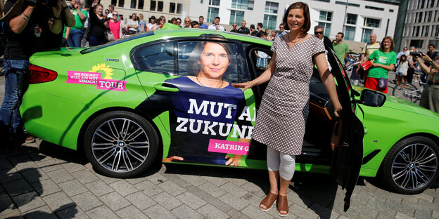 Eine Frau mit kurzen dunklen Haaren in einem gepunkteten Eine Frau mit kurzen dunklen Haaren in einem gepunkteten
